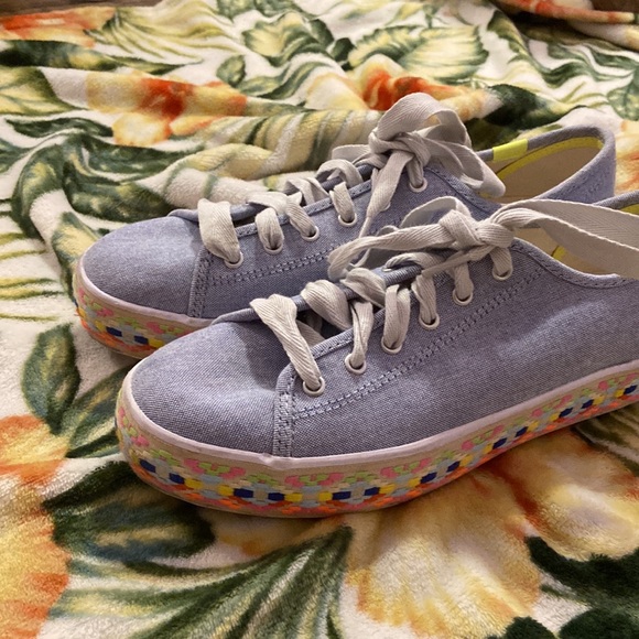 These are a lace up tennis shoes really good for dinners and lunches. - Picture 5 of 5